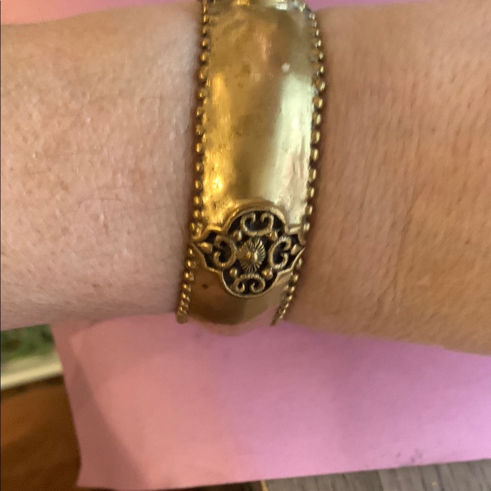 Elegant Gold Bracelet with Intricate Detailing*